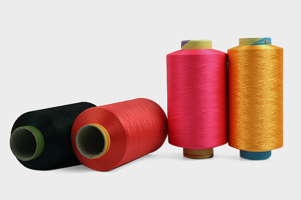 Polyestergarens zijn een populaire keuze voor de textielindustrie vanwege hun inherente eigenschappen van sterkte en duurzaamheid
