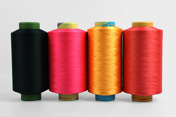 Polyesterfilamentgaren is een van de meest populaire garensoorten die in de textielindustrie worden gebruikt