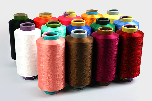 Polyestergaren verwijst naar het garen gesponnen uit polyester als grondstof