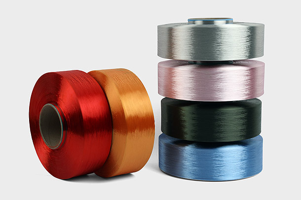 Hoe beïnvloedt het aantal deniers van polyester FDY-garens hun veelzijdigheid en toepassingen in de textielindustrie?