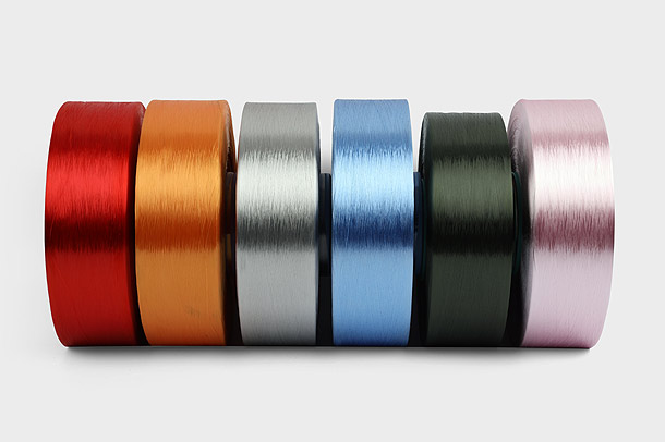 Wat is de sterkte en prestatie van polyester naaigaren?
