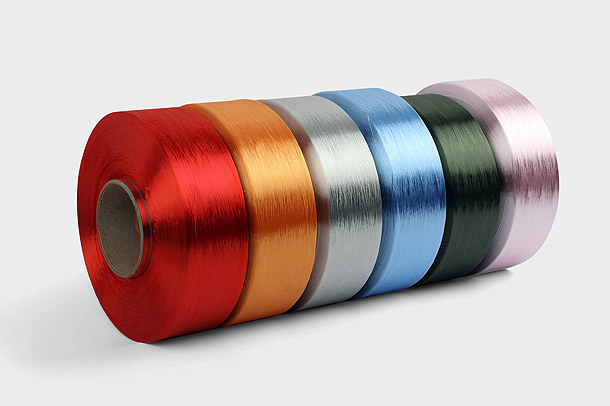 Polyester Dope-geverfd garen is een soort textielvezel die wordt geproduceerd door de chemische polymerisatie van ethyleen en een kleurstof