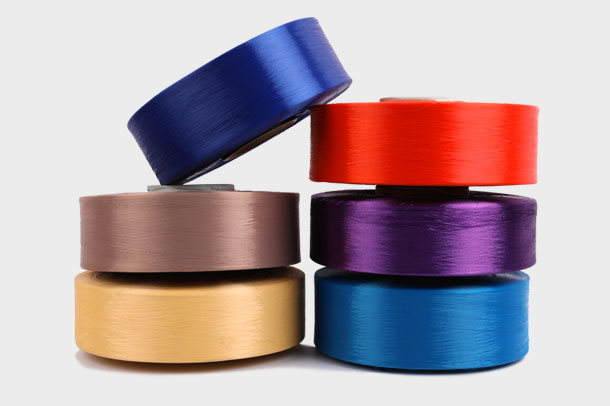 Hoe zorgt de slijtvastheid van polyester POY-garen ervoor dat producten in de outdoorkledingindustrie langdurig wind kunnen weerstaan